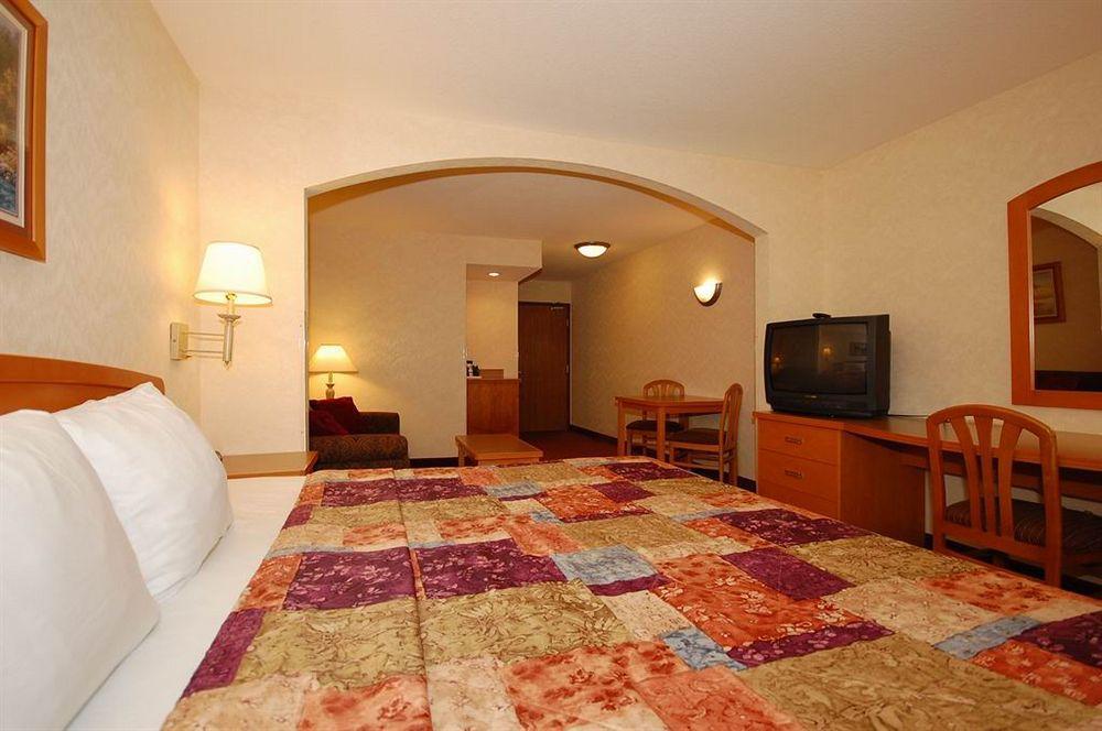 Sleep Inn & Suites Lake Of The Ozarks Camdenton Exterior photo