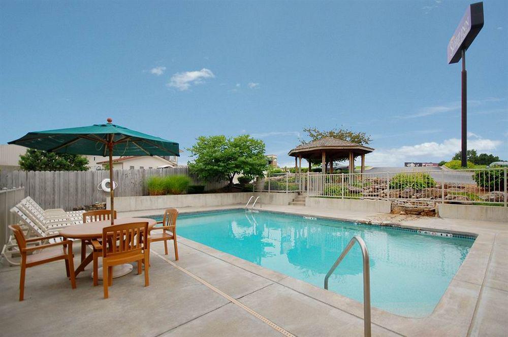 Sleep Inn & Suites Lake Of The Ozarks Camdenton Exterior photo